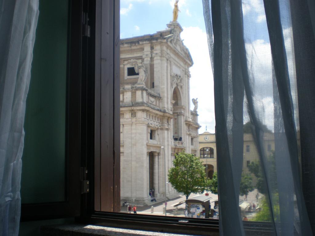 Piazza Degli Angeli Hotel Assisi Szoba fotó